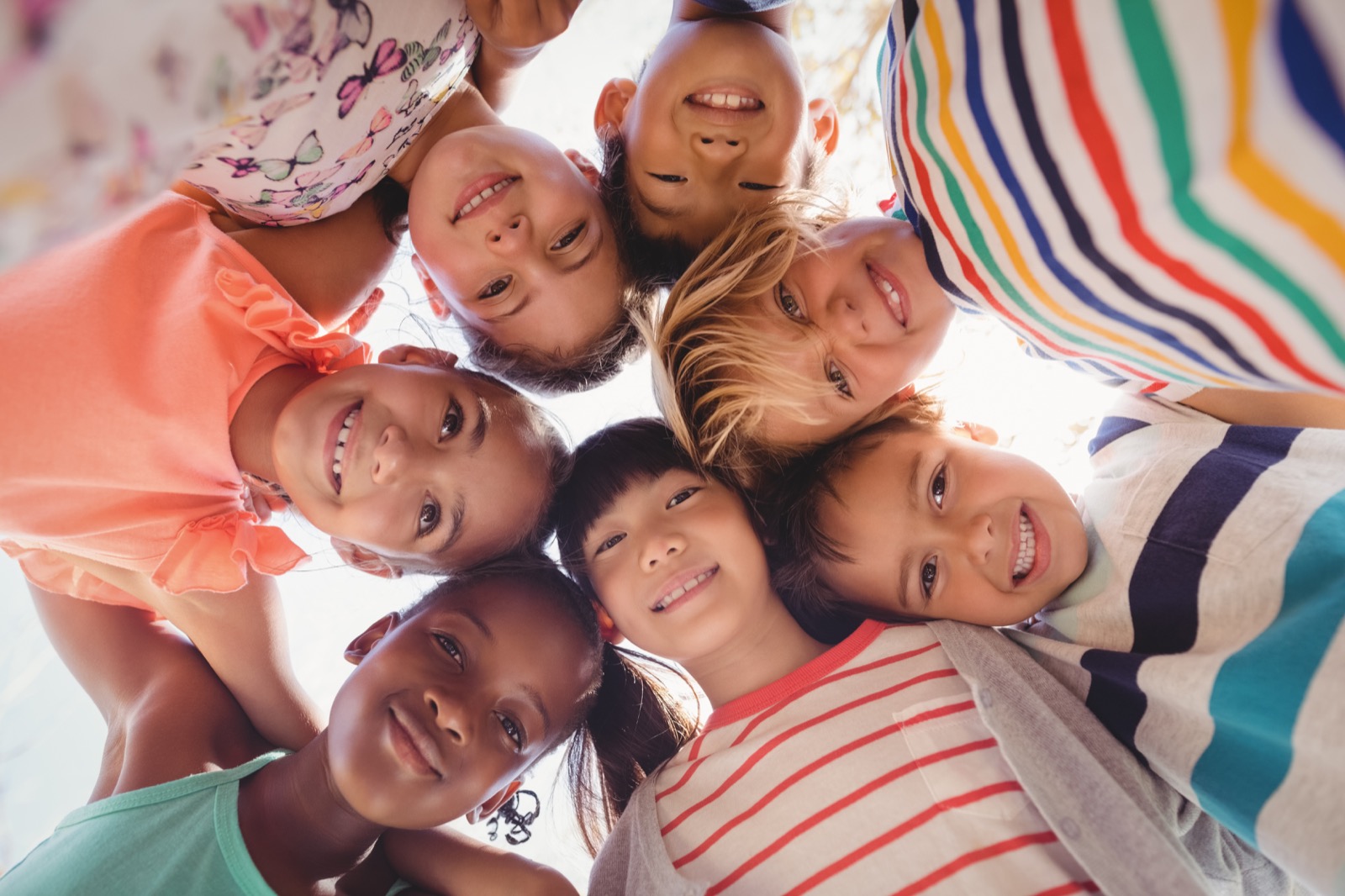 Grupo de niños formando un círculo representando movilización colectiva